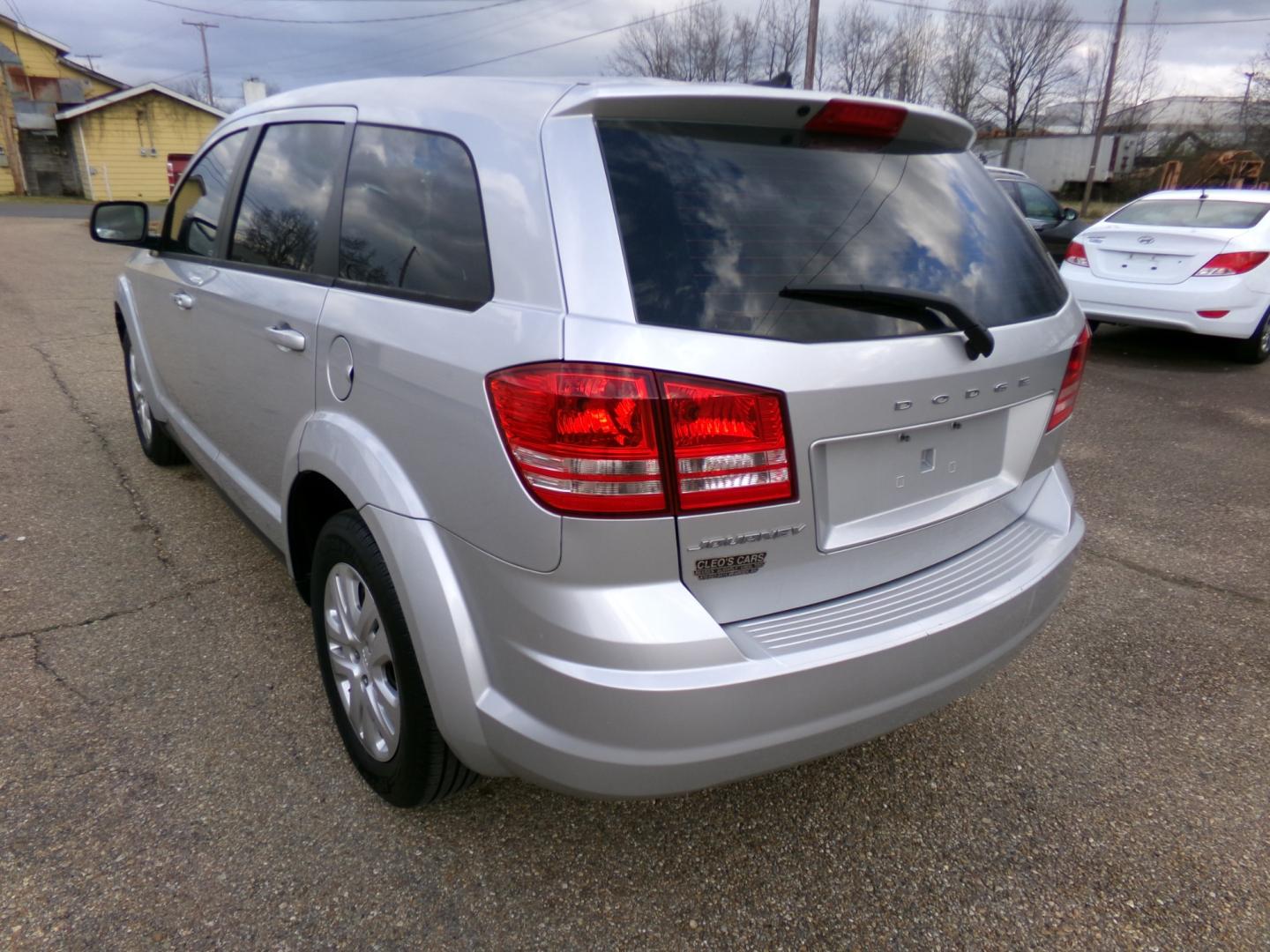 2014 Silver /Black Dodge Journey SE (3C4PDCAB8ET) with an 2.4L L4 DOHC 16V engine, 4-Speed Automatic transmission, located at 401 First NE, Bearden, AR, 71720, (870) 687-3414, 33.726528, -92.611519 - Photo#2